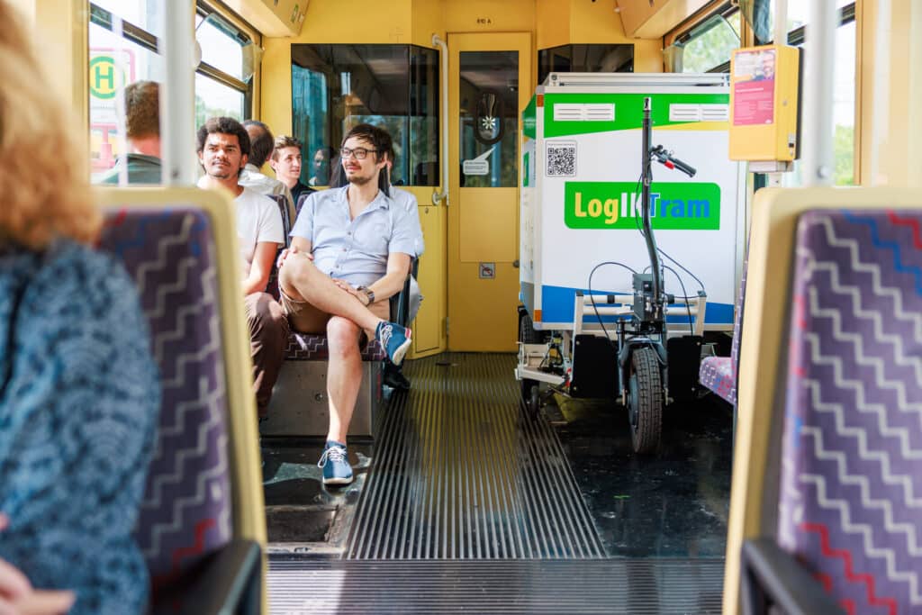 Arretierter LogiKTram beim Transport in einer Tram. Bildrechte: AVG / Paul Gärtner